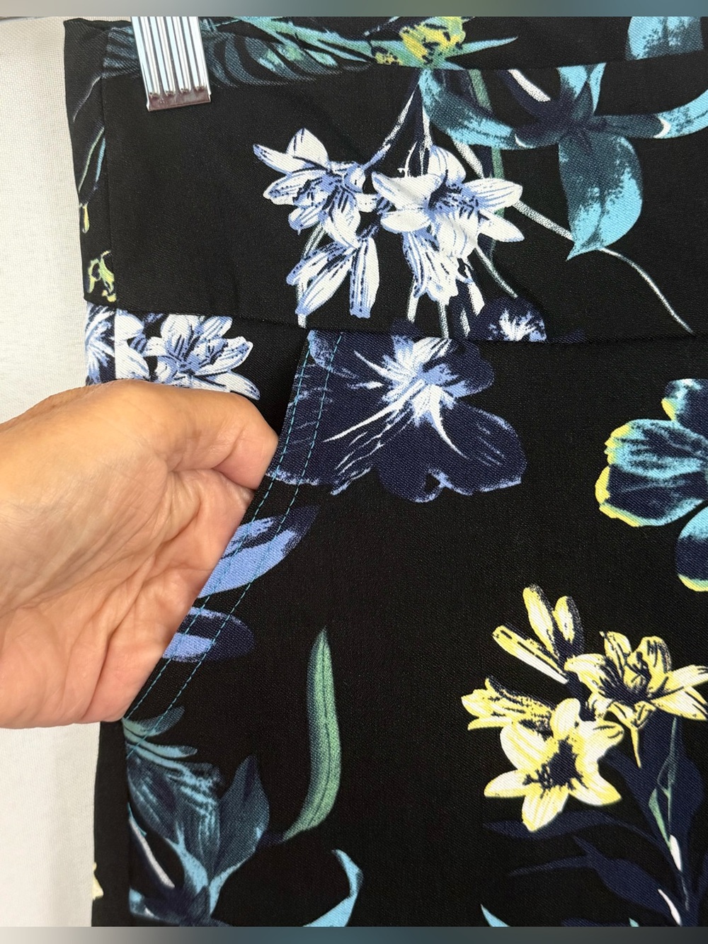 Artex Active Floral Ankle Length Leggings - Black w/ Botanical Floral Small NWT - Picture 4 of 10